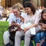 Gen Zers Putting Down Smartphones to Focus on God and Strengthen In-person Relationships