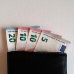 Is There a Gender Gap When It Comes to Tipping?